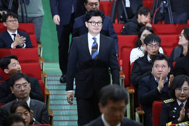 국민의힘의 비상대책위원장직 제안을 받아들인 한동훈 법무부 장관이 21일 경기도 과천시 정부과천청사 법무부에서 열린 이임식에 참석하고 있다. 2023.12.21. /사진=뉴시스