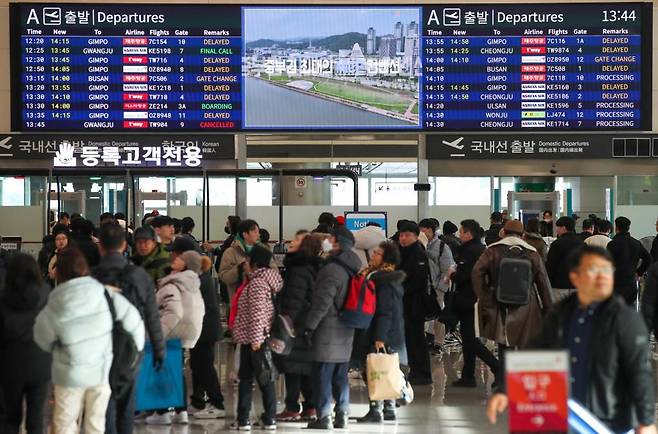 북극 한파 영향으로 전국 기상이 악화한 21일 오후 제주국제공항 3층 출발장에 타지역으로 이동하려는 이용객들의 발걸음이 분주하다. 기상청은 오는 22일까지 제주 한라산 등 고지대에 최대 60㎝의 폭설이 내리고, 강한 바람이 불 것으로 내다봤다. /사진=뉴시스