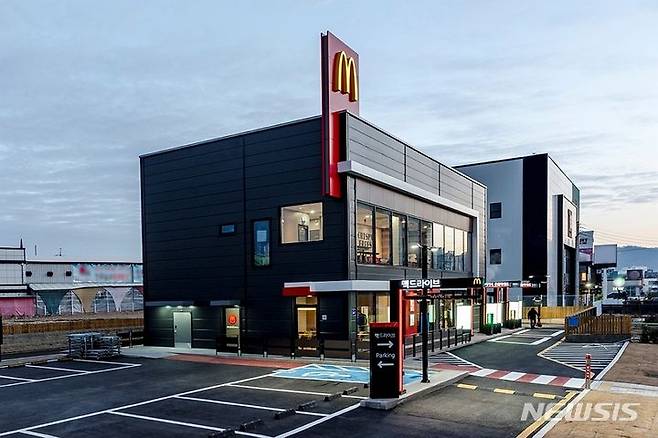[서울=뉴시스] 맥도날드가 오는 22일 오픈하는 '양주옥정DT점'의 외부 사진. (사진=한국 맥도날드 제공)