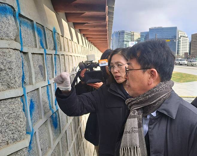 [서울=뉴시스] 고승민 기자 = 최응천 문화재청장이 16일 낙서로 훼손된 서울 경복궁 담장을 살피고 있다. (사진=문화재청 제공) 2023.12.16. photo@newsis.com *재판매 및 DB 금지