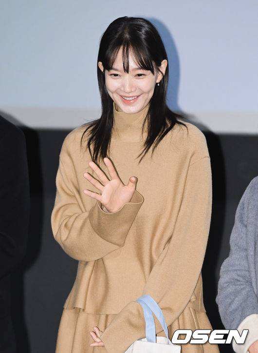 [OSEN=조은정 기자]10일 서울 용산구 CGV용산아이파크몰에서 영화 ‘3일의 휴가(감독 육상효)’ 무대인사가 진행됐다.‘3일의 휴가’는 하늘에서 휴가 온 엄마 ‘복자’(김해숙 분)와 엄마의 레시피로 백반집을 운영하는 딸 ‘진주’(신민아 분)의 힐링 판타지다.배우 신민아가 무대인사에 참석해 관객과의 시간을 갖고 있다. 2023.12.10 /cej@osen.co.kr