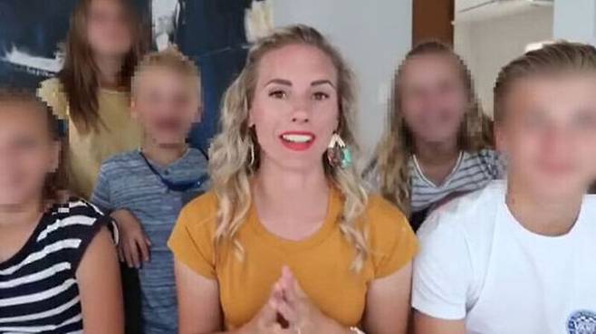 유튜브 채널 8패신저스(8passengers)의 운영자 유튜버 루비 프랭케(가운데)가 페이스북에 올린 영상의 일부 장면.