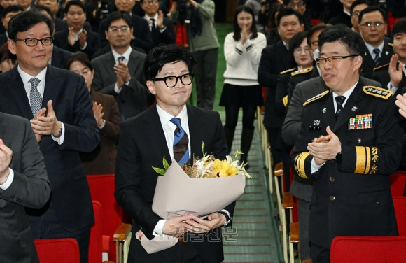 21일 오후 정부과천청사에서 열린 한동훈 법무부 장관 이임식에서 한 장관이 꽃다발과 함께 박수를 받고 있다. 2023.12.21 도준석 기자