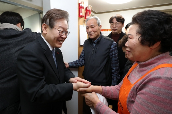 어르신들과 인사 나누는 이재명 대표 - 이재명 더불어민주당 대표가  21일 서울 영등포구 대림2동 구립 큰숲 경로당을 방문해 어르신들과 경로당 주5일 점심제공 정책간담회를 마친 후 인사를 나누고 있다.  연합뉴스