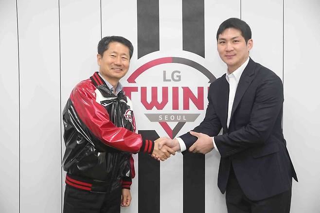 ▲ 2023년 1월 다년계약 합의 후 LG 스포츠 김인석 대표이사와 오지환. ⓒ LG 트윈스