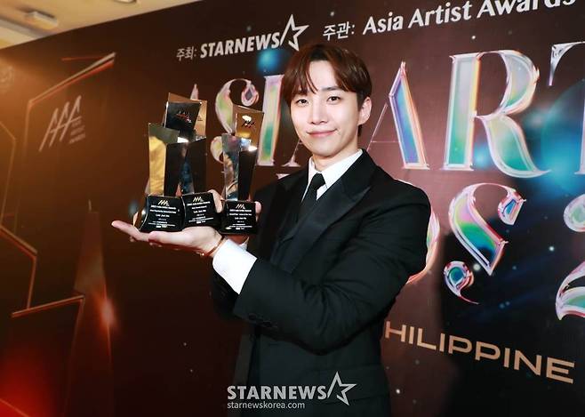 배우 이준호가 14일 필리핀 아레나에서 열린 '2023 아시아 아티스트 어워즈 인 필리핀'(2023 Asia Artist Awards IN THE PHILIPPINES, 이하 '2023 AAA')에서 AAA 올해의 배우, 핫트렌드, 인기상을 수상한 뒤 포즈를 취하고 있다.  '2023 AAA'는 스타뉴스가 주최하고 Asia Artist Awards 조직위원회, TONZ 엔터테인먼트, PULP Live World가 공동 주관한다. 그룹 아이브(IVE) 장원영, 가수 강다니엘, 그룹 제로베이스원 성한빈이 MC를 맡았다. 2023.12.14 /사진=이동훈