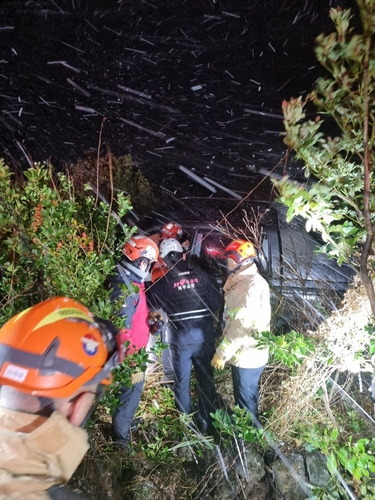 21일 오전 제주시 한림읍 눈길 사고 [제주도 소방안전본부 제공. 재판매 및 DB 금지]