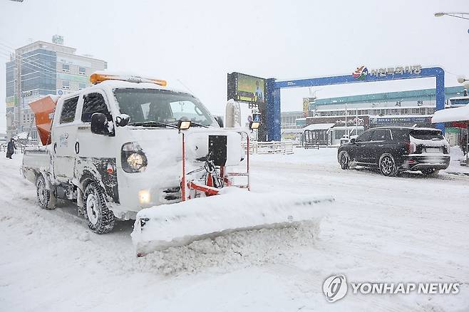 폭설 내린 서천군 제설작업 한창 (서천=연합뉴스) 21일 오후 대설경보가 내려진 충남 서천군에서 제설작업이 한창이다. 2023.12.21 [서천군청 제공. 재판매 및 DB 금지] coolee@yna.co.kr