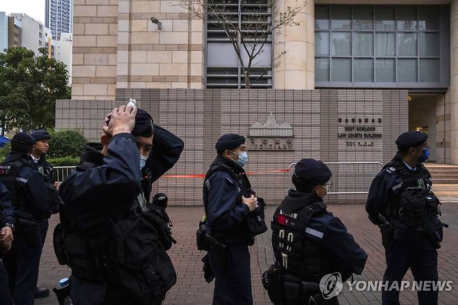 (AP=연합뉴스) 지난 19일 홍콩 반중매체 빈과일보의 사주 지미 라이의 국가보안법 재판이 진행된 홍콩 서구룡 법원 앞을 경찰이 지키고 있는 모습. 2023.12.21.