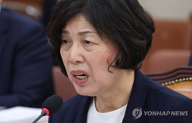 답변하는 강정애 국가보훈부 장관 후보자 (서울=연합뉴스) 신준희 기자 = 강정애 국가보훈부 장관 후보자가 21일 국회에서 열린 인사청문회에서 의원 질의에 답하고 있다. 2023.12.21 hama@yna.co.kr