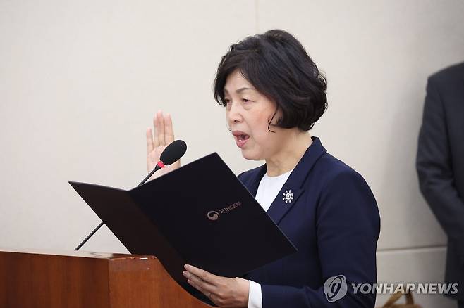 강정애 국가보훈부 장관 후보자 선서 (서울=연합뉴스) 신준희 기자 = 강정애 국가보훈부 장관 후보자가 21일 국회에서 열린 인사청문회에서 선서하고 있다. 2023.12.21 hama@yna.co.kr