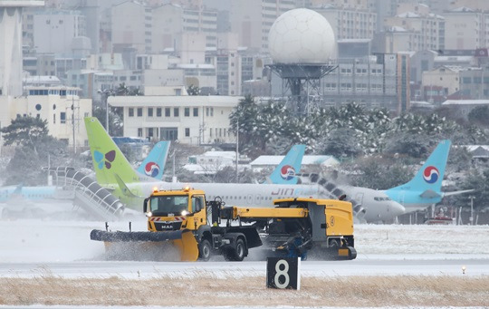 21일 오후 제주국제공항 활주로에서 제설차량들이 쌓인 눈을 치우고 있다. 사진=뉴시스