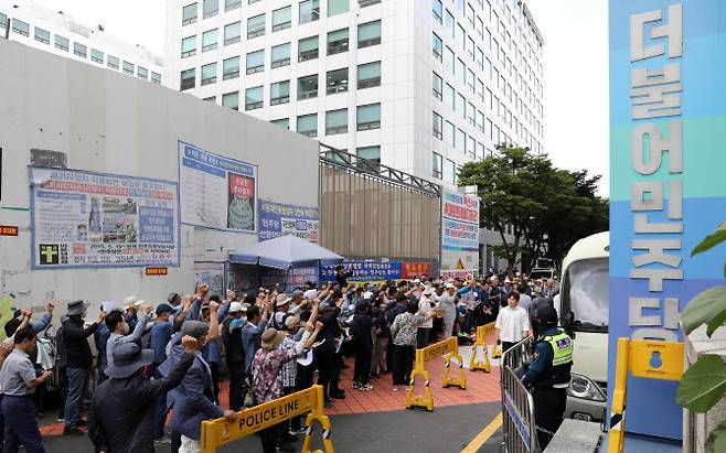 일제강제동원피해자총연합회 회원들이 지난 6월 22일 오후 서울 영등포구 더불어민주당 중앙당사 앞에서 피해자지원법 통과 촉구 집회를 하고 있다.(사진=뉴시스)