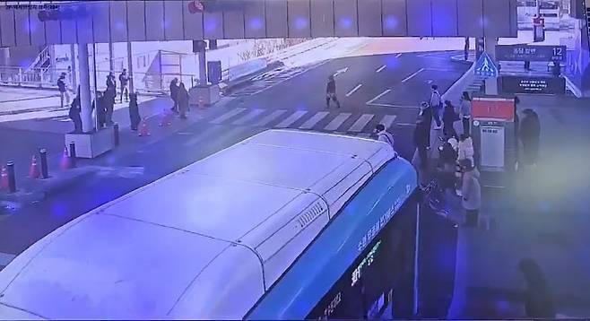 사고 당시 촬영된 CCTV 영상 캡처본. 시내버스가 횡단보도 주변에 있는 시민들을 향해 돌진하는 모습 (사진=연합뉴스)