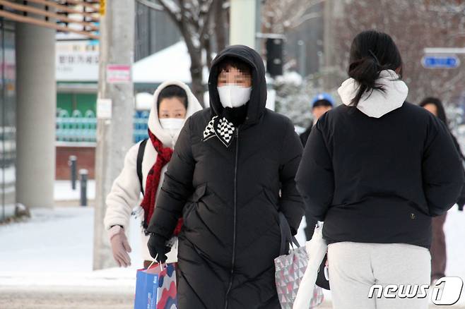 강추위에 한 시민이 장갑과 패딩으로 중무장하고 발걸음을 옮기고 있다.(사진은 기사 내용과 무관함) / 뉴스1 ⓒ News1