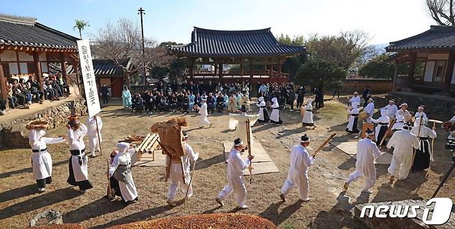 밀양향교에서 지역민들이 공연하는 밀양새터가을굿놀이(문화체육관광부 제공) 2023.12.21/뉴스1