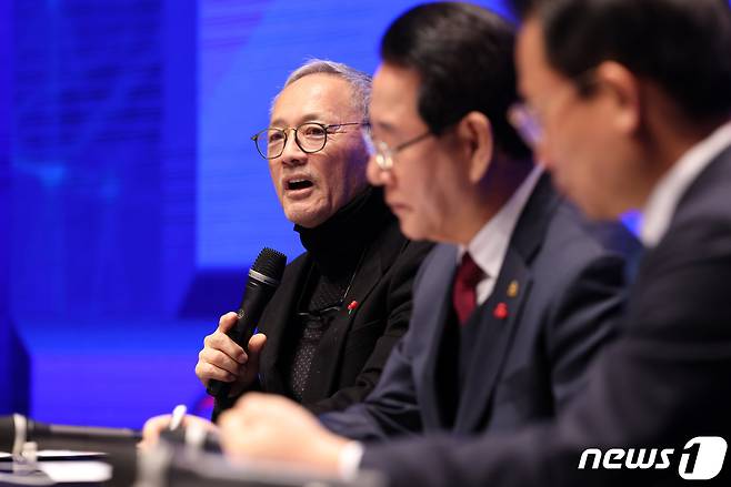 유인촌 문화체육관광부 장관이 22일  경남 통영 국제 음악당에서 열린 '남부권 광역관광 개발계획 발표' 자리에서 인삿말을 하고 있다(문체부 제공)