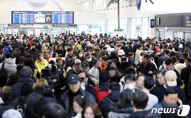 폭설로 제주국제공항 활주로가 폐쇄된 데 이어 결항편이 속출하고 있는 22일 오후 제주공항 국내선 출발장이 결항편 승객들로 발 디딜 틈 없이 붐비고 있다. 2023.12.22/뉴스1 ⓒ News1 오현지 기자 ⓒ News1 오현지 기자