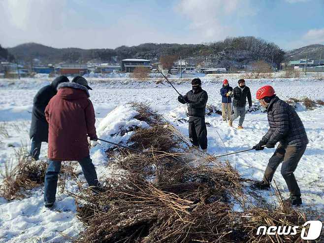 영농부산물 파쇄활동 모습. 맨 오른쪽이 최병암 회장. (한국치산기술협회 제공)/뉴스1