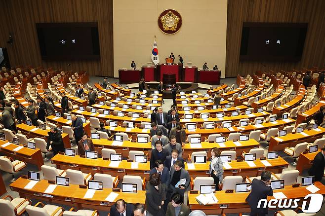 21일 서울 여의도 국회에서 열린 제411회국회(임시회)제2차본회의에서 의원들이 2024년도 예산안 처리를 마치고 회의장을 나서고 있다. 2023.12.21/뉴스1 ⓒ News1 ,송원영 기자
