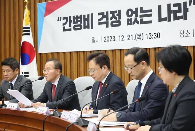 국민의힘 윤재옥 원내대표 겸 대표 권한대행이 21일 국회에서 열린 '간병비 걱정 없는 나라, 당정 협의회'에서 인사말을 하고 있다. [이미지출처=연합뉴스]