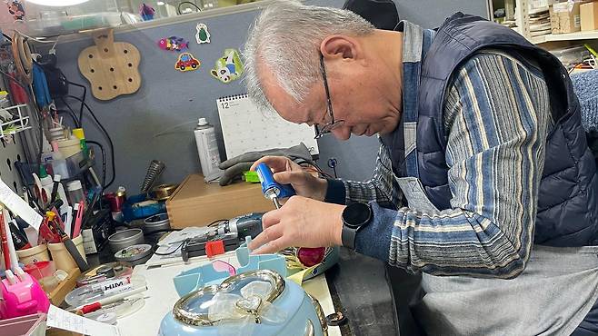 유아용 보석함을 고치는 심범석 씨