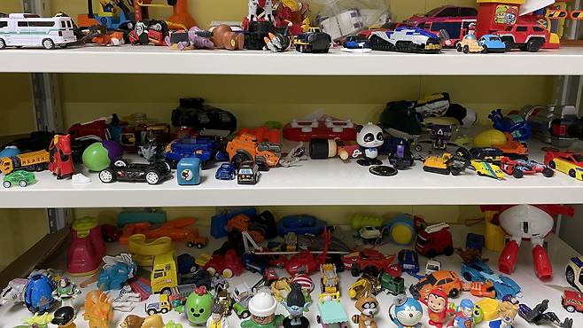 이 곳에는 장난감을 교환하는 공간도 있다. 자신이 쓰던 장난감을 가져온 후, 원하는 것을 골라 가져가면 된다