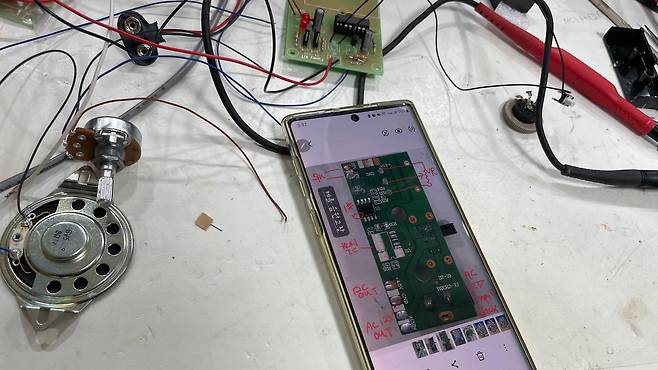 가장 어려운 치료를 담당하는 이종균 씨는 장난감 수리는 '계속 공부가 필요한 일'이라고 설명했다