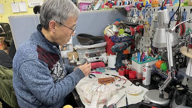 막내 의사인 원덕희 씨는 택배 발송, 전화 응대, 환자 접수, 모빌 고치기 등 다양한 업무를 소화하고 있다