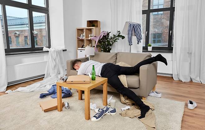 음주 후 심한 복통이나 반복되는 복통은 급성 췌장염의 신호일 수 있다. 알코올은 급성 췌장염의 주요 원인이다.  /클립아트코리아