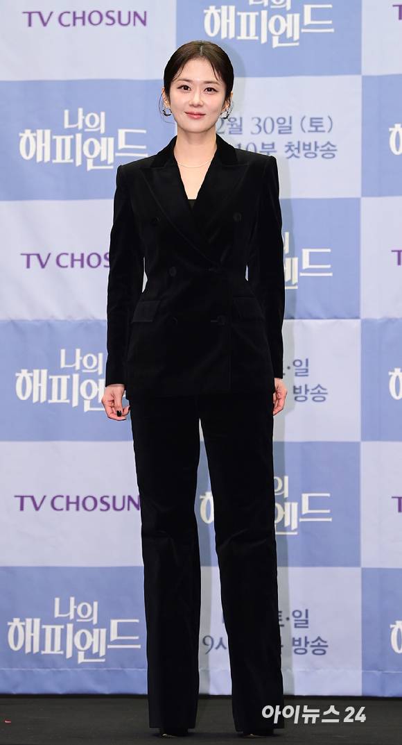 '시크한 올블랙 수트 패션' 배우 장나라가 21일 오전 서울 상암동 스탠포드 호텔에서 진행된 TV CHOSUN 주말미니시리즈 '나의 해피엔드' 제작발표회에 참석하고 있다. [사진=정소희 기자]