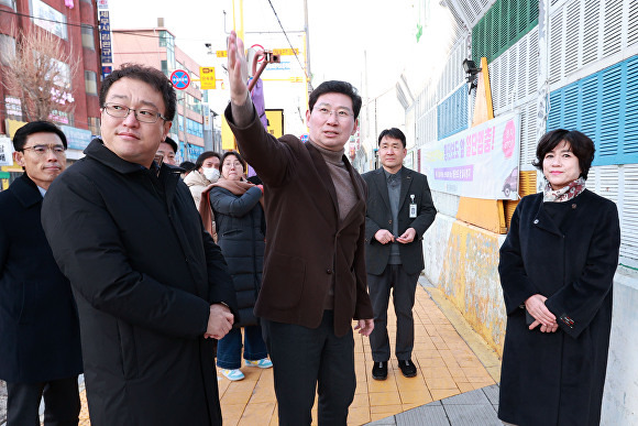 이상일 용인시장이 21일 신갈초등학교를 방문해 방음벽 교체 공사와 관련된 상황을 학교 관계자와 학부모들에게 설명하고 있다. [사진=용인시]