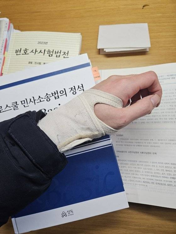 서울대 로스쿨에 재학 중인 구모(25)씨는 ″평소 컴퓨터로 공부하는 것과 달리 교내 시험은 수기로 치러져, 시험기간만 되면 손목보호대를 착용한다″고 토로했다. 독자 제공