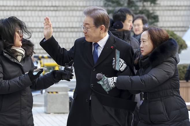 더불어민주당 이재명 대표가 22일 오전 서울중앙지법에서 열린 공직선거법 위반 관련 1심 속행공판에 출석하고 있다. [제공=연합뉴스]