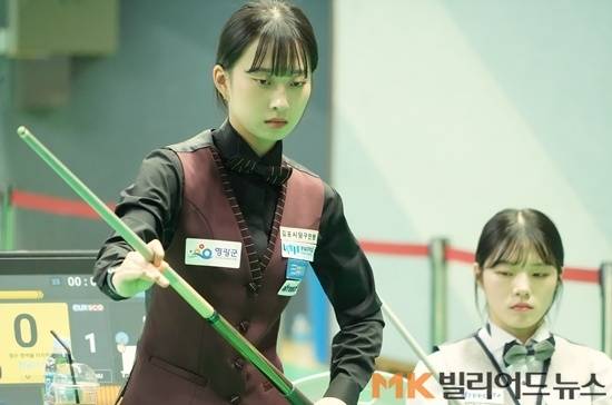 22일 저녁 전남 영광군 스포디움 국민체육센터에서 열린 ‘2023 천년의빛 영광 전국3쿠션당구대회’ 여자3쿠션 결승전에서 최봄이(왼쪽)가 김도경을 꺾고 우승했다. 사진은 결승전을 치르고 있는 최봄이와 김도경.