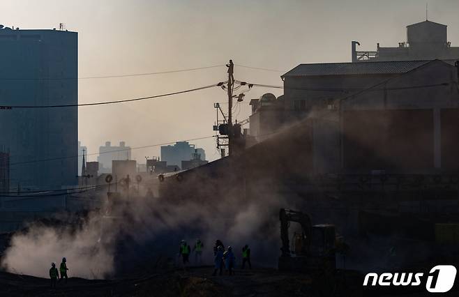 (서울=뉴스1) 이재명 기자 = 15일 오전 서울 성북구 사랑제일교회에서 6차 명도집행이 진행되자 한 교인이 전봇대 위에서 집행 인력에 항의하고 있다. 2021.11.15/뉴스1