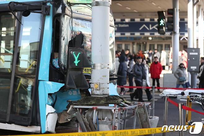 22일 오후 경기 수원시 권선구 수원역환승센터에서 시내버스가 시민 다수를 치는 사고가 발생했다. /사진=뉴스1