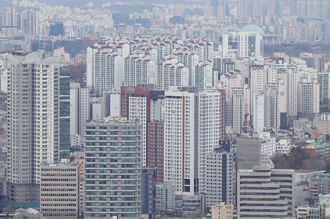 서울 남산에서 본 아파트. [연합]