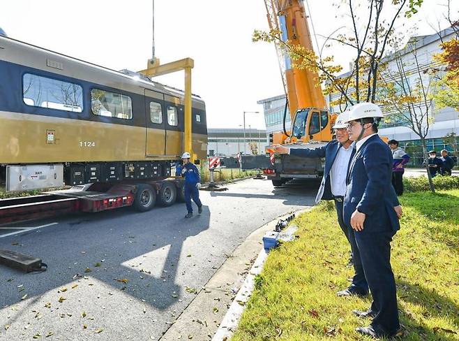 지난 9월 김포골드라인 차량기지에서 김병수 김포시장이 이상민 행정안전부 장관과 오병권 경기도 행정1부지사에게 김포골드라인 운영 전반에 대한 시민 안전대책을 논의했다.〈김포시 제공〉