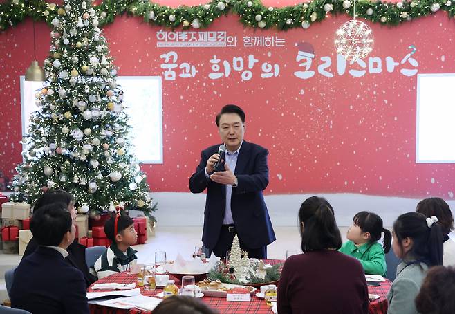 윤석열 대통령이 22일 서울 용산 대통령실 파인그라스에서 열린 '히어로즈 패밀리와 함께하는 꿈과 희망의 크리스마스'에서 인사말을 하고 있다. [연합]