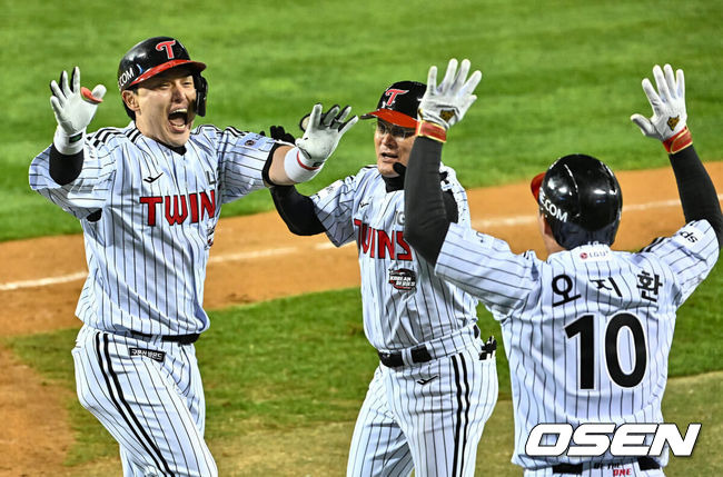 [OSEN=잠실, 이석우 기자] 8일 잠실 NC파크에서 2023 신한은행 SOL KBO 포스트시즌 한국시리즈 LG 트윈스와 KT 위즈의 2차전 경기가 열렸다. LG 트윈스 박동원이 8회말 1사 2루 좌중월 역전 2점 홈런을 치고 하이파이브를 하고 있다. 2023.11.08 / foto0307@osen.co.kr