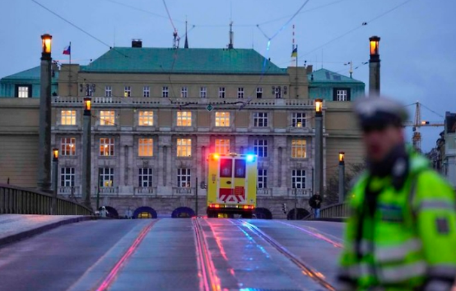 체코 경찰은 21일(현지시간) 프라하 시내에 있는 카렐대학 철학과 건물을 향해 구급차 한 대가 진입하고 있다. 프라하=AP뉴시스