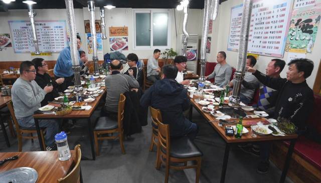 12월 6일 서울시 광진구의 한 고깃집에서 팔구회 회원들이 회식을 하고 있다.