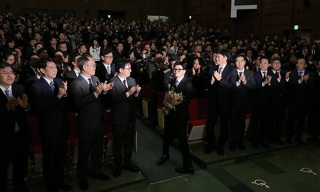 국민의힘 비상대책위원장직을 수락한 한동훈 법무부 장관이 12월21일 오후 과천 법무부 청사에서 열린 이임식에서 직원들의 축하를 받고 있다. ⓒ시사저널 박정훈