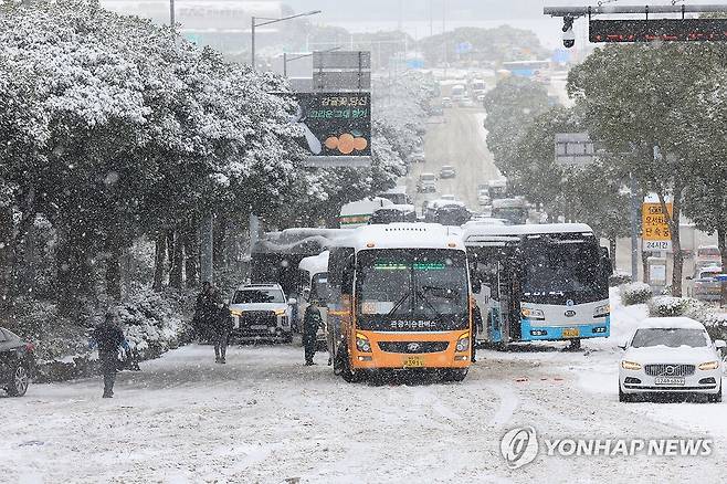 폭설에 마비된 도로 (제주=연합뉴스) 박지호 기자 = 폭설이 쏟아진 22일 오전 제주시 공항로가 눈길에 미끄러진 차량이 엉켜 마비돼 있다. 2023.12.22 jihopark@yna.co.kr