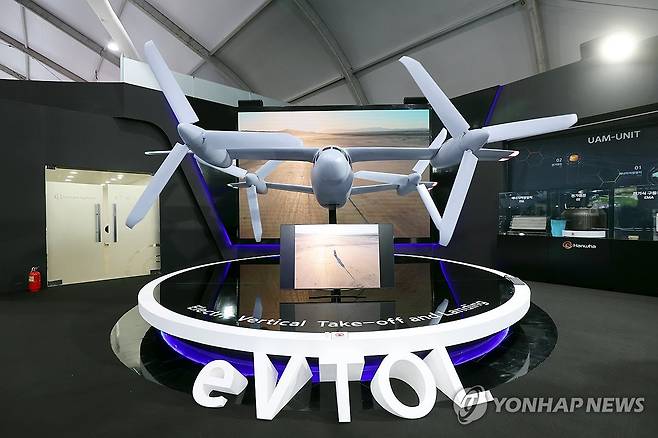 한화시스템이 'ADEX 2023'에서 선보인 미래항공모빌리티 eVTOL(전기수직이착륙기) 목업 [한화시스템 제공. 재판매 및 DB 금지]