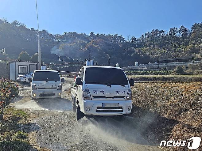 5일 고병원성 조류인플루엔자(AI)가 발생한 전남 고흥의 한 육용오리 농장에서 인근 도로 소독 등 방역 활동이 진행되고 있다.(고흥군 제공)2023.12.5/뉴스1