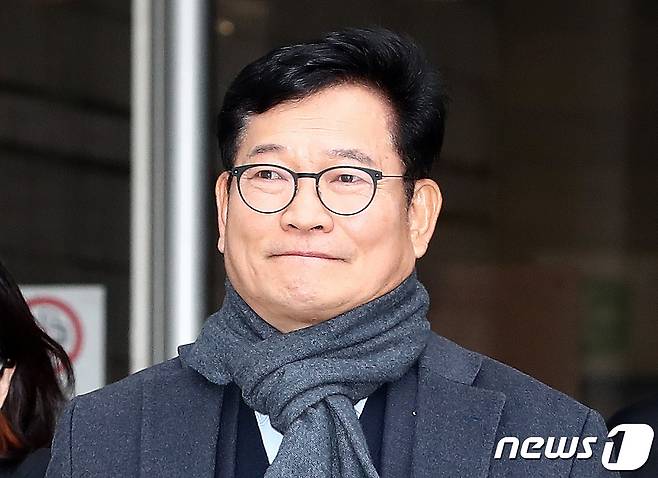 '더불어민주당 전당대회 돈봉투 살포'에 관여한 혐의를 받는 송영길 전 대표가 18일 오후 서울 서초구 중앙지방법원에서 열린 구속 전 피의자 심문(영장실질심사)을 마친 후 법원을 나서고 있다. 2023.12.18/뉴스1 ⓒ News1 박세연 기자