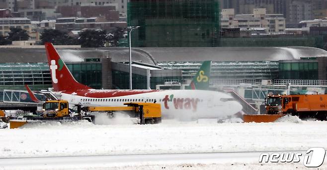 이틀째 올겨울 최강 한파가 제주를 덮친 22일 오전 폐쇄된 제주국제공항 활주로에서 제설작업이 진행되고 있다.  2023.12.22/뉴스1 ⓒ News1 오현지 기자