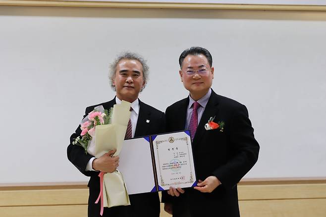 최관용 한국체대 교수와 이한경 한국체육학회 회장(오른쪽)     사진제공=한국체육학회